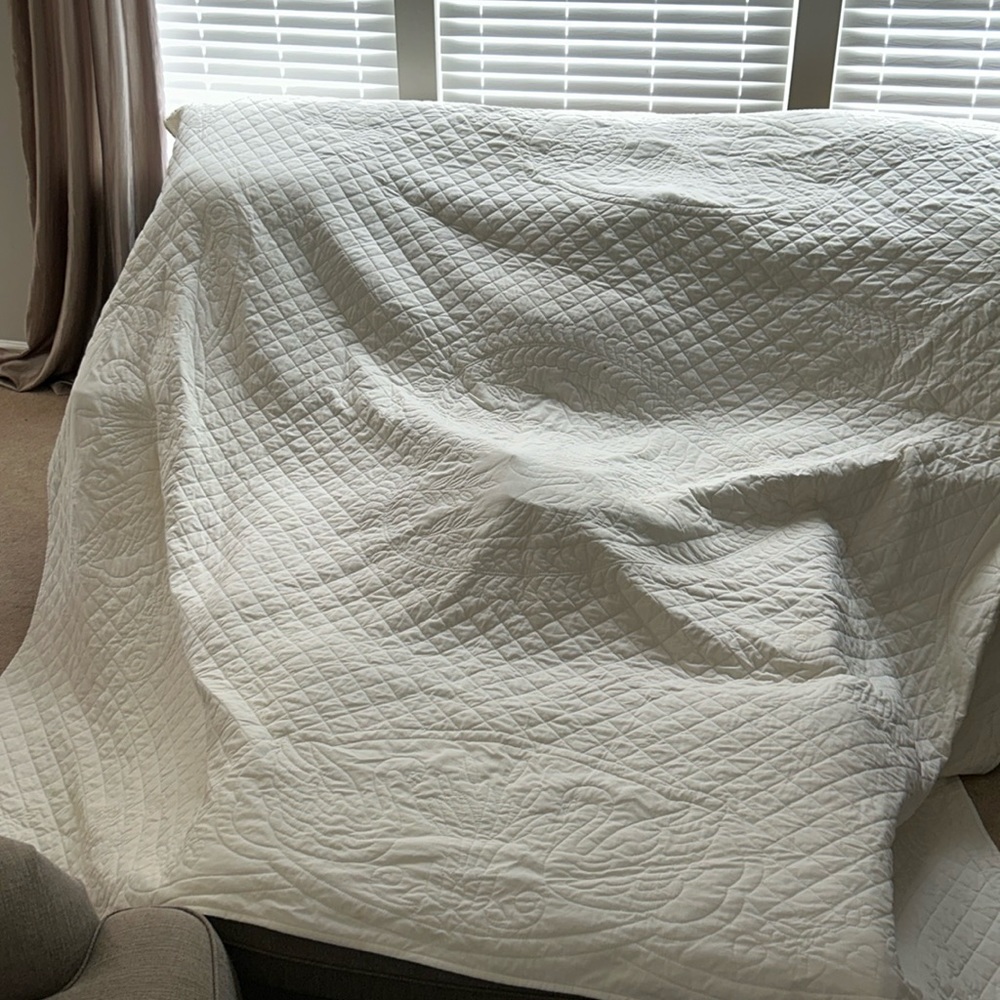 Beautiful handmade quilt. Ivory with a series of three two swans in a heart.